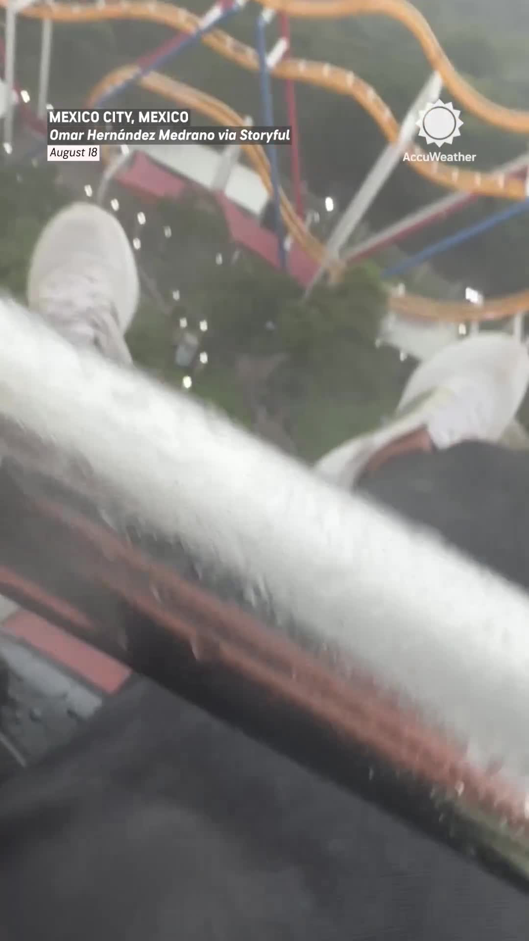   لحظات پراسترس گیر افتادن گردشگران در بالای چرخ و فلک در مکزیکو سیتی