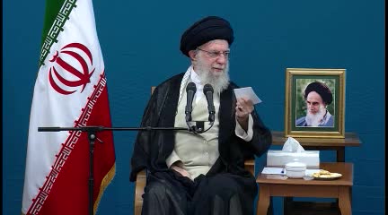   اولین تصاویر از حضور ظریف در دیدار هیات دولت با رهبر انقلاب