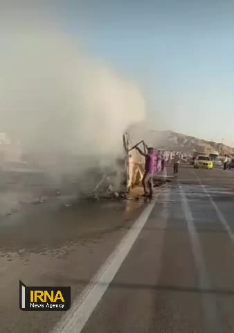   اولین تصاویر از آتش گرفتن اتوبوس مسافربری حین تردد در محور ایلام مهران