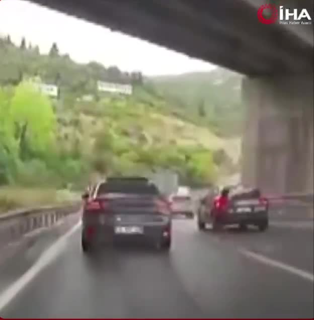   لحظه ترسناک سقوط قطعه بتنی بزرگ از پل وسط اتوبان؛ مانور معجزه‌آسای راننده