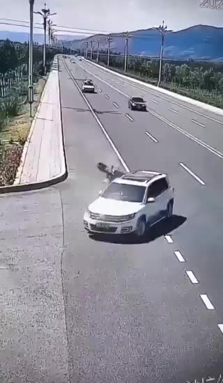   لحظه هولناک تصادف و منفجر شدن موتورسیکلت وسط جاده!