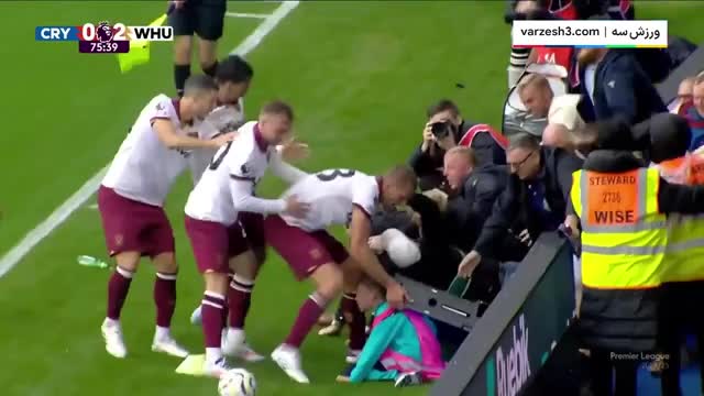   نجات توپ‌جمع‌کن از زیر تابلوهای تبلیغاتی