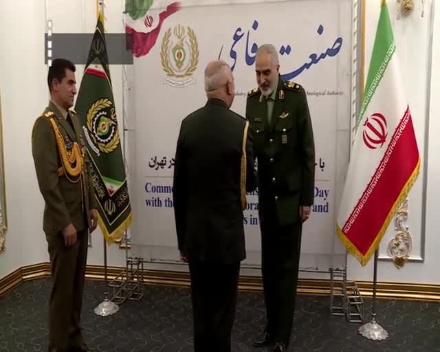    خوش و بش صمیمی وابسته نظامی جمهوری‌آذربایجان به زبان فارسی با جانشین وزیر دفاع