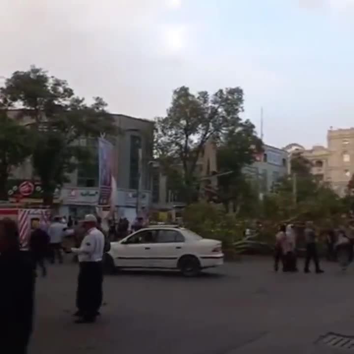   شکسته شدن درخت و تیر چراغ در پی طوفان شدید در اراک