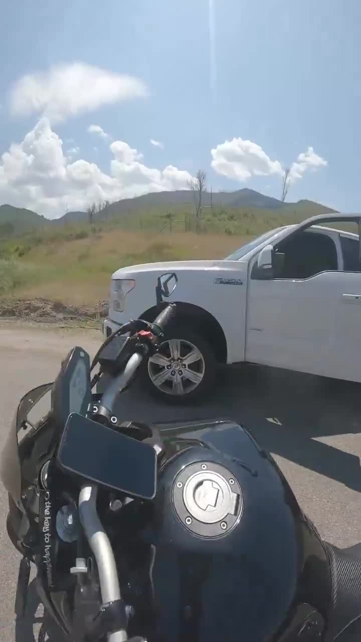   چشم‌های تیزبین موتورسوار در سرعت بالا؛ نجات یک راننده از وقوع حادثه‌ای مرگبار وسط اتوبان!