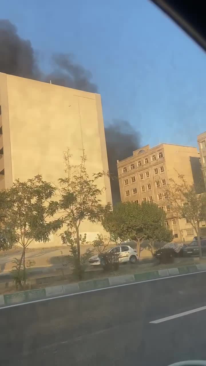   فوری؛ اولین ویدیو از آتش‌سوزی هایپراستار در مجاور اتوبان شهید باکری در تهران