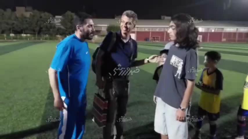   عکس یادگاری عادل فردوسی‌پور در مسابقه رسانه ورزش و منتخب سرخ آبی‌ها