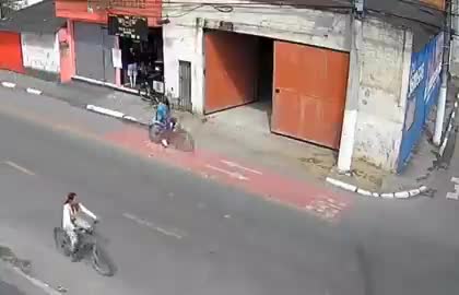   لحظه دلخراش عبور کامیون از روی سر و گردن یک دوچرخه‌سوار!