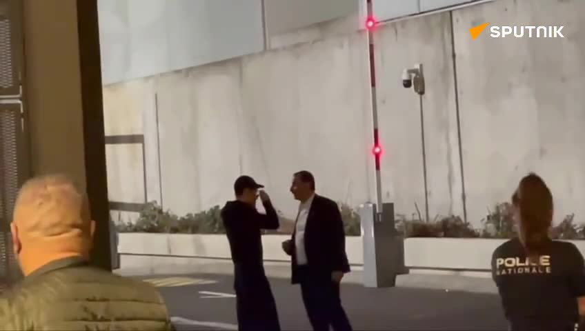   لحظه آزادی و خروج پاول دورف از دادگاه با خودروی شخصی