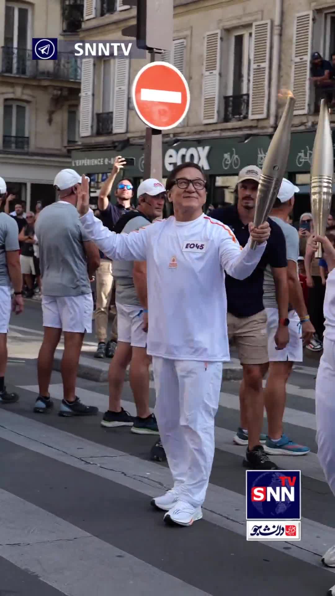   استقبال از جکی چان و مشعل پارالمپیک