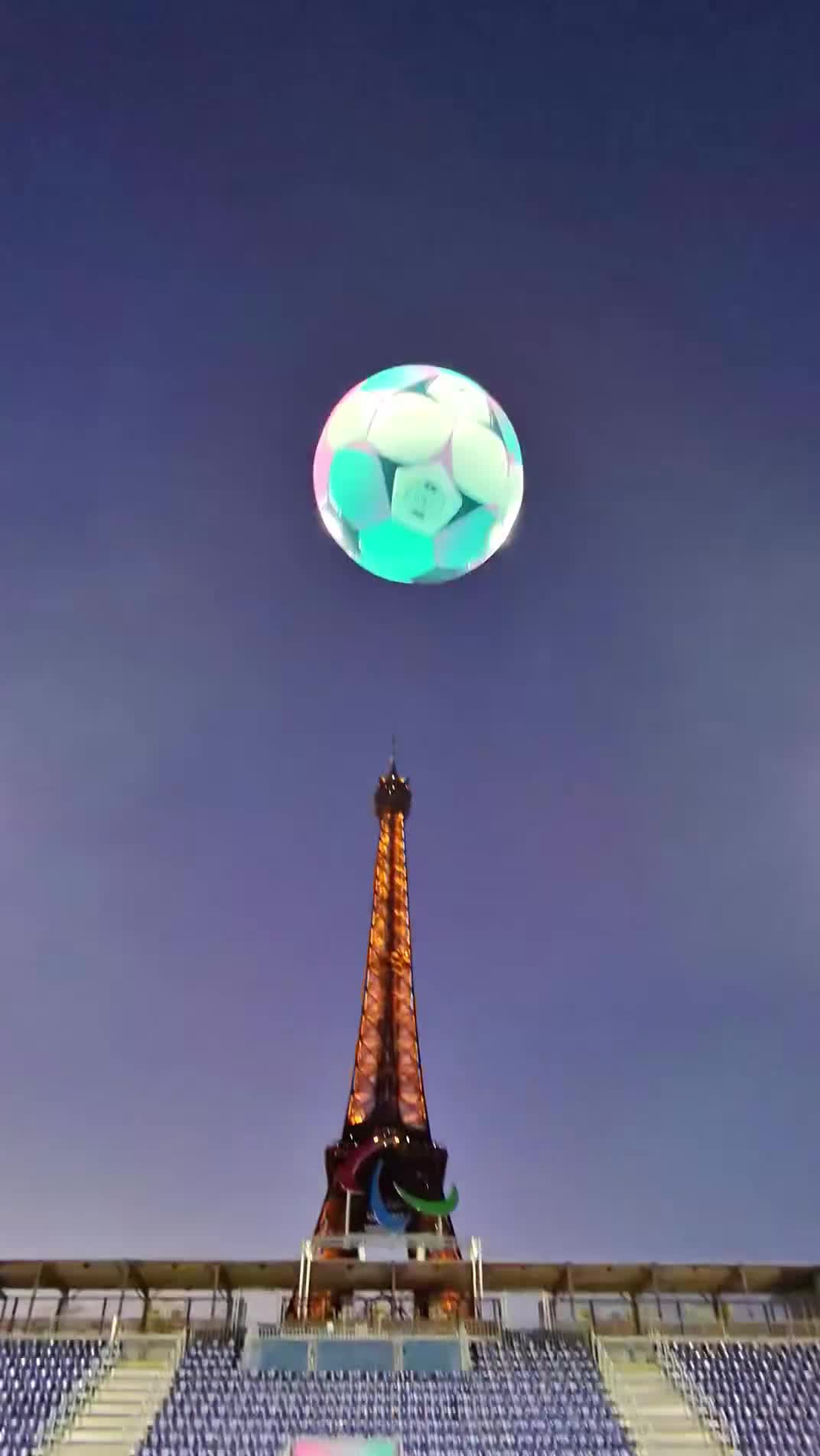   زمین فوتبال نابینایان در پارالمپیک پاریس زیر برج ایفل