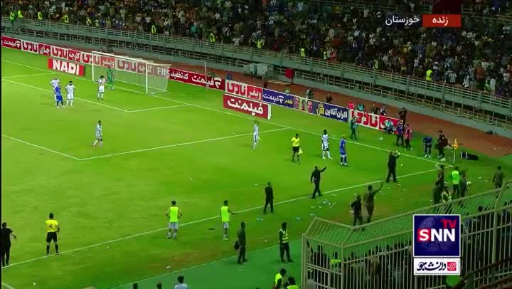   حرکت تحریک‌آمیز بازیکن استقلال خوزستان و شروع درگیری در ورزشگاه