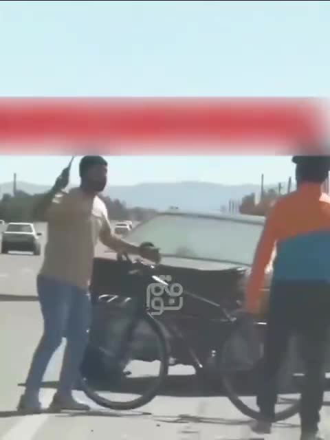   لحظه وحشتناک زورگیری با قمه وسط اتوبان برای سرقت دوچرخه!