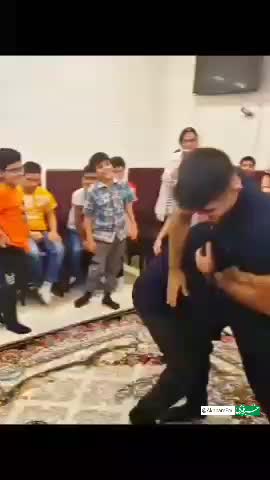   ذوق‌زدگی احساسی کودکان با دیدن قهرمانان؛ کشتی گرفتن جالب قهرمانان المپیک با کودکان بی‌سرپرست