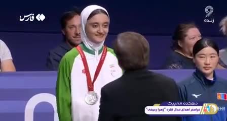   لحظه اهدای مدال پارالمپیک زهرا رحیمی توسط جکی چان