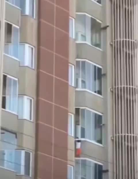   تصاویر دلخراش و تکان‌دهنده از سقوط کودک خردسال از طبقه پنجم آپارتمان در تبریز؛ جیغ‌های زن در حین فیلم‌برداری