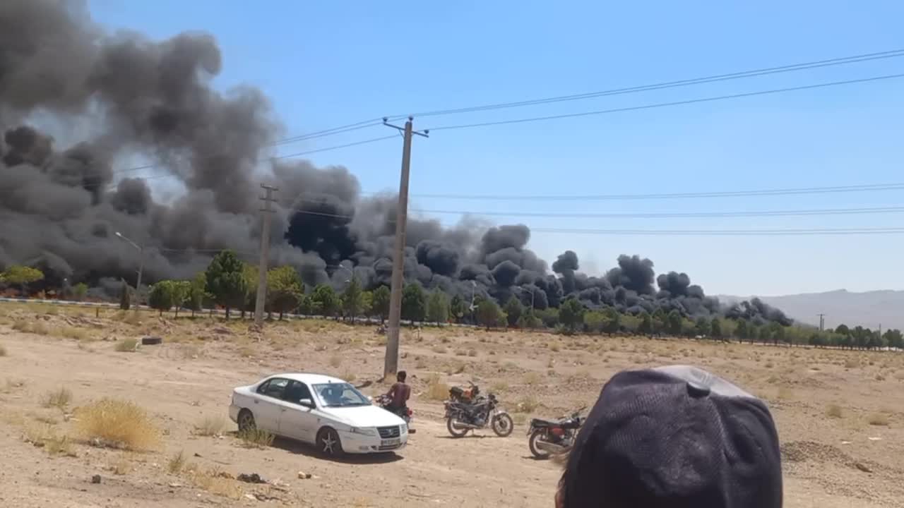   آتش گرفتن درختان حاشیه جاده در محور کرمان رفسنجان