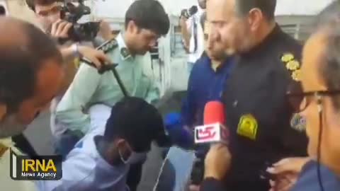   زانو زدن متهم اصلی قمه‌کشی و تیراندازی در نظام آباد تهران مقابل فرمانده پلیس؛ اعتراف مقابل دوربین خبرنگاران