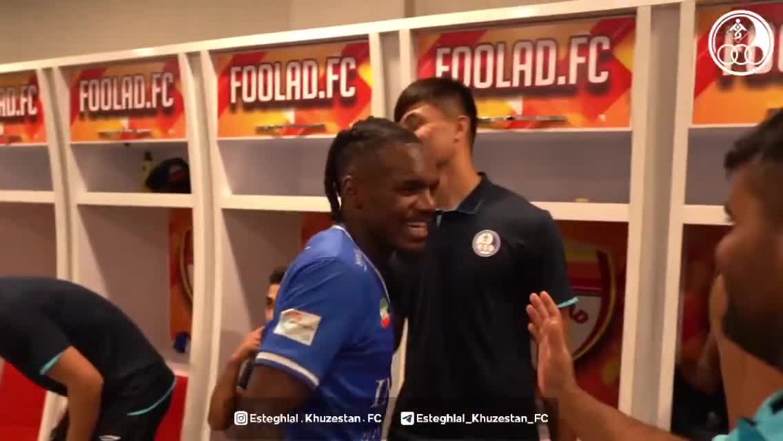   شادی بیفوما در رختکن بعد از گلزنی به استقلال