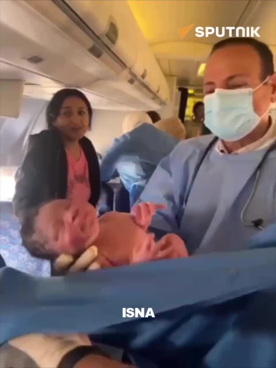   لحظه دیدنی به دنیا آمدن نوزاد عجول در آسمان!