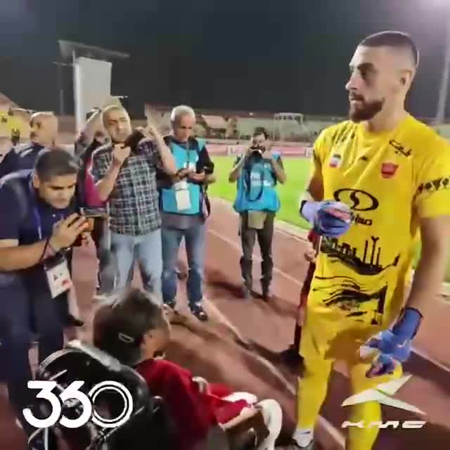   اهدای پیراهن توسط دروازه‌بان پرسپولیس به دختر هوادار معلول