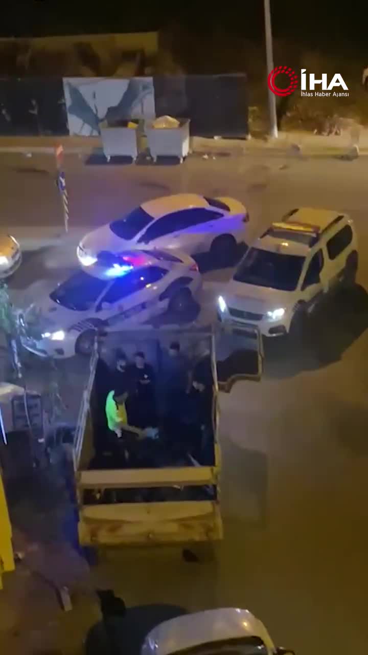   لحظه دستگیری مهاجران غیرقانونی در داخل کامیون!