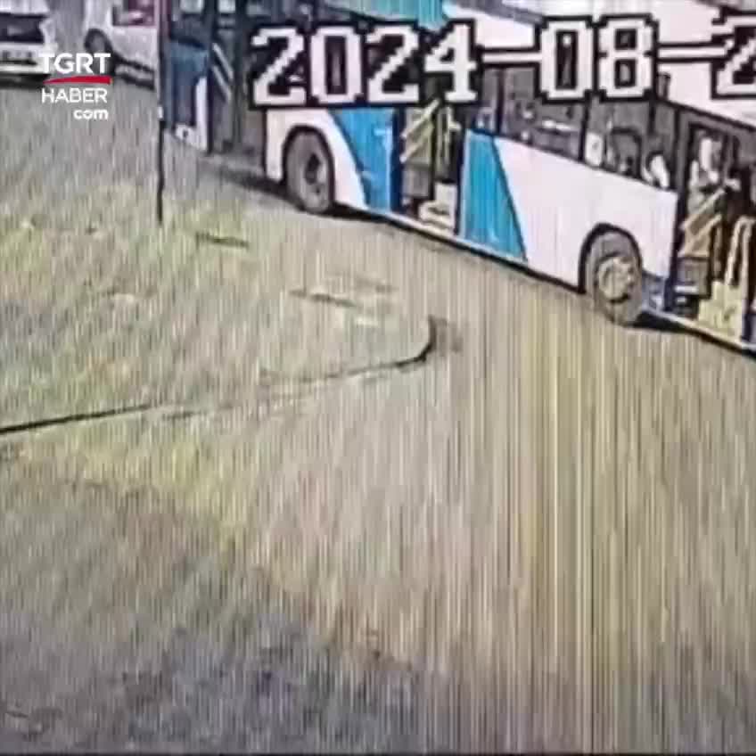   لحظه عجیب بیرون پرت کردن یک پیرمرد از اتوبوس توسط راننده