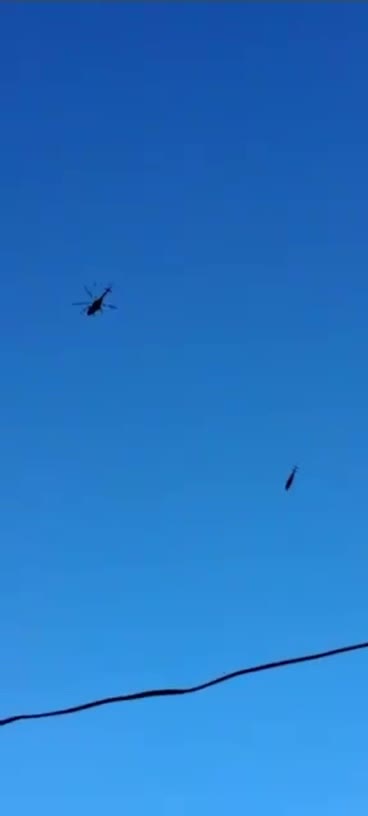   تصاویر باورنکردنی و عجیب از سقوط بالگردی که توسط بالگرد دیگر حمل می‌شد!