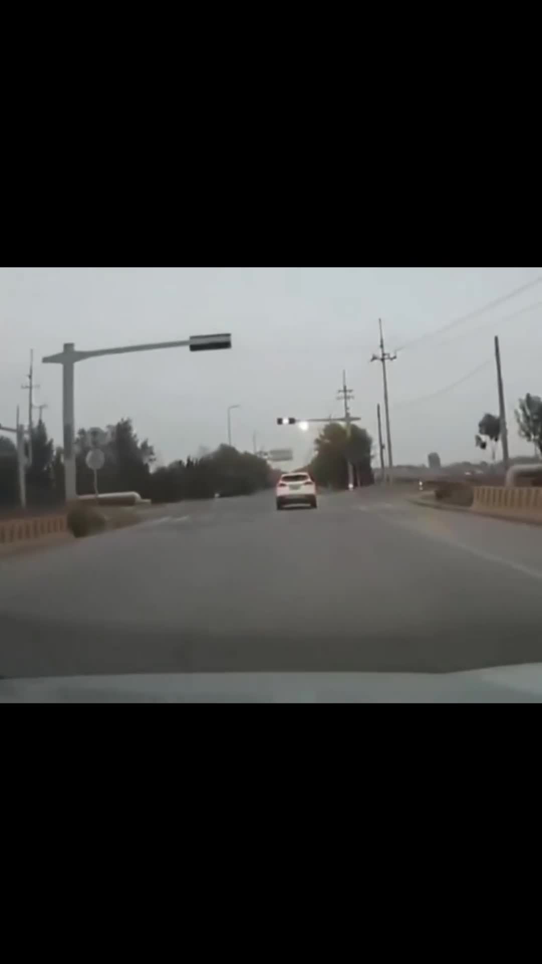   لحظه هولناک چپ شدن کامیون و له کردن مرگبار خودروی شاسی بلند!