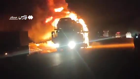   اولین فیلم از آتش‌سوزی تریلی حمل خودرو در جاده بندرلنگه هرمزگان