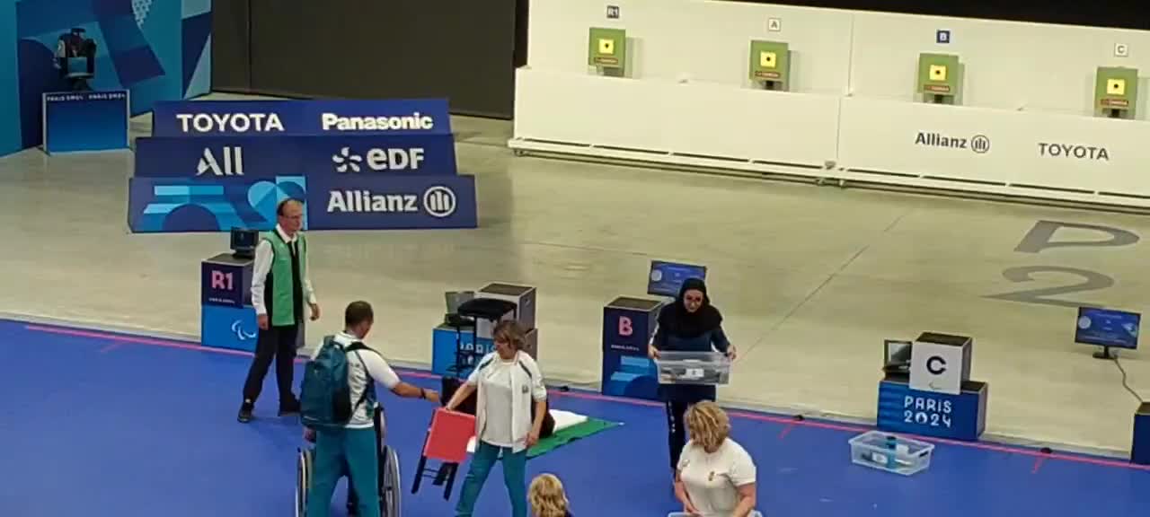   سجده شکر ساره جوانمردی پس از کسب اولین مدال طلای کاوران ایران در پارالمپیک پاریس