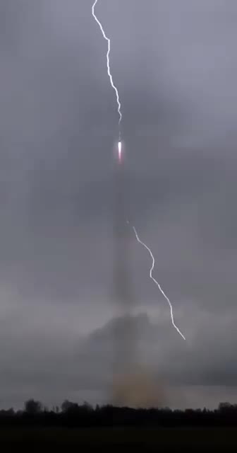 برخورد شگفت انگیزِ صاعقه با سایوز روسی!