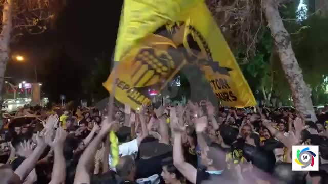 تجمع هواداران تیم سپاهان در مقابل هتل محل اقامت تیمشان