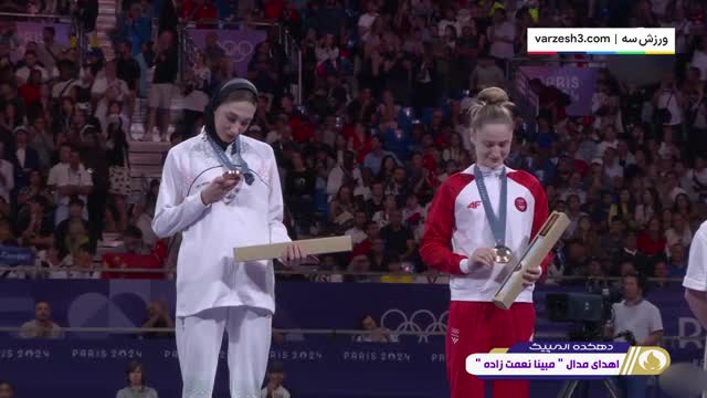 لحظه دریافت مدال برنز المپیک مبینا نعمت‌زاده رشته تکواندو