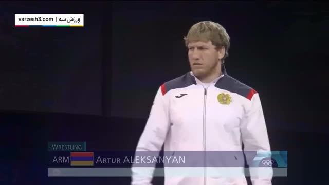 لحظه انداختن مدال طلای المپیک بر گردن هادی ساروی قهرمان کشتی