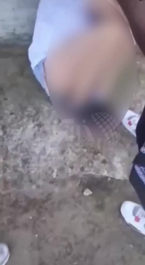   تصاویر شوکه‌کننده از کتک زدن یک دختر جوان به خاطر حمایت از ترامپ؛ دردسر بزرگ برای هریس!