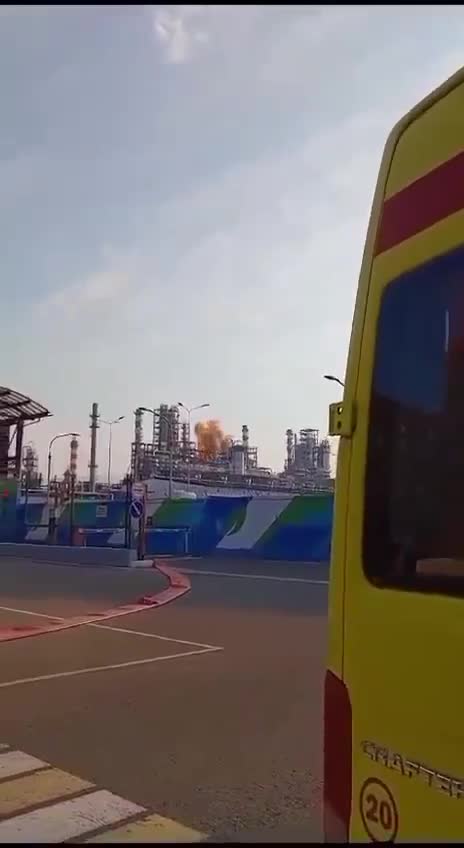   اولین تصاویر از لحظه اصابت پهپاد اوکراینی به تاسیسات پالایشگاه نفت