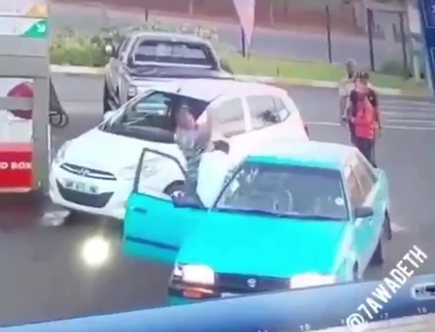   کتک زدن وحشیانه و بی‌رحمانه پسر جوان در پمپ بنزین به خاطر تصادف ساده!