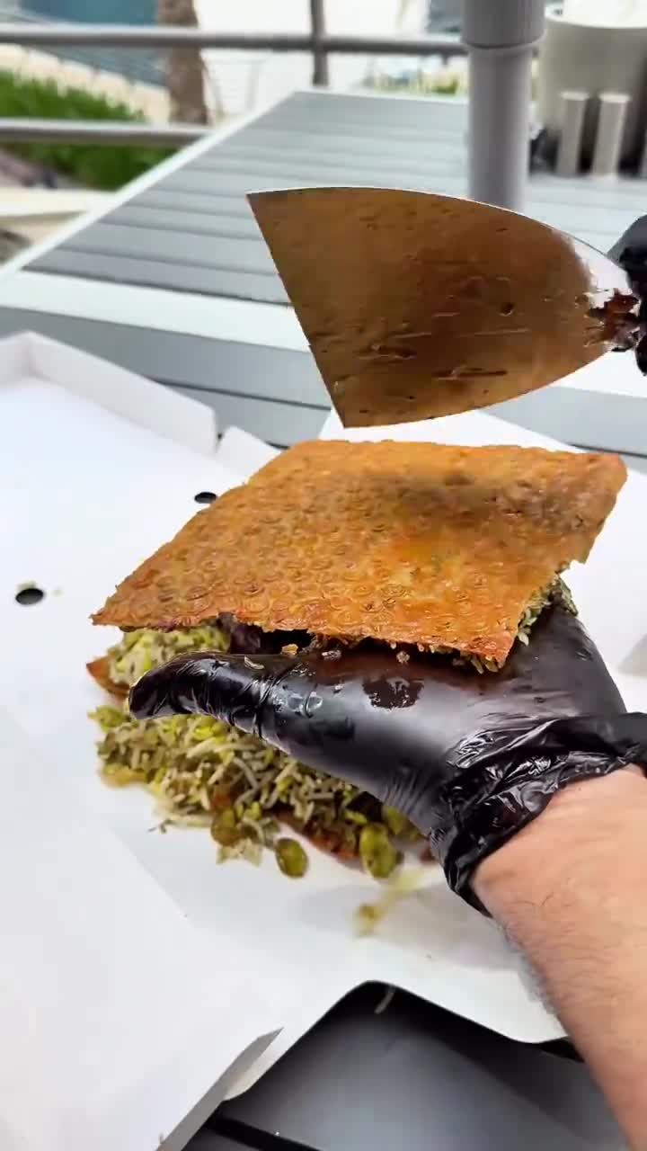   ابراز علاقه شدید بلاگر خارجی به غذای ایرانی؛ خوردن چلوگوشت مثل همبرگر!