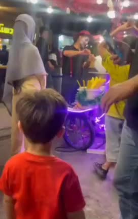   لحظه شکار یک مرد در تلاش برای دزدیدن یک کودک مقابل چشمان پدرش در ایران