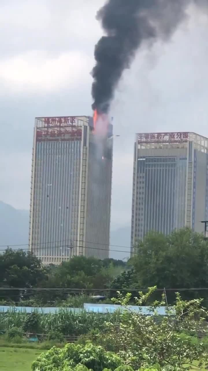   استفاده بی‌نظیر از پهپاد برای خاموش کردن آتش در چین