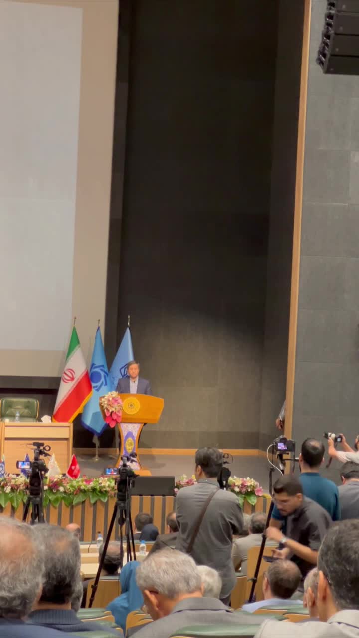   کنایه همتی به مصباح؛ چه کسی از وظایف بی اطلاع است؟