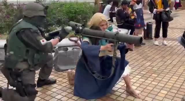   آموزش عجیب استفاده از نارنجک‌انداز در ژاپن به یک شهروند زن در خیابان!