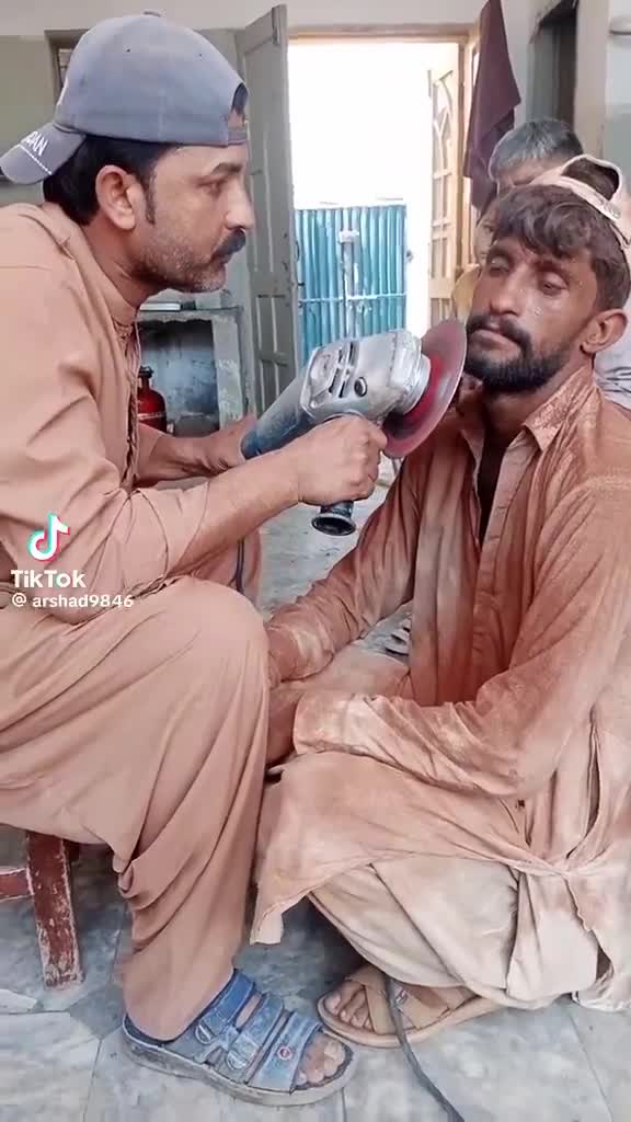   حرکت جنون‌آمیز دو مرد؛ کوتاه کردن ریش‌ها با دستگاه فرز
