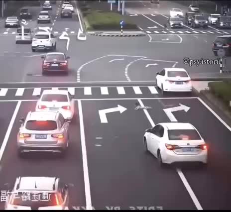   لحظه شوکه‌کننده بیرون افتادن یک دختربچه از پنجره خودرو به وسط خیابان؛ اقدام زیبای مردم برای نجات کودک!