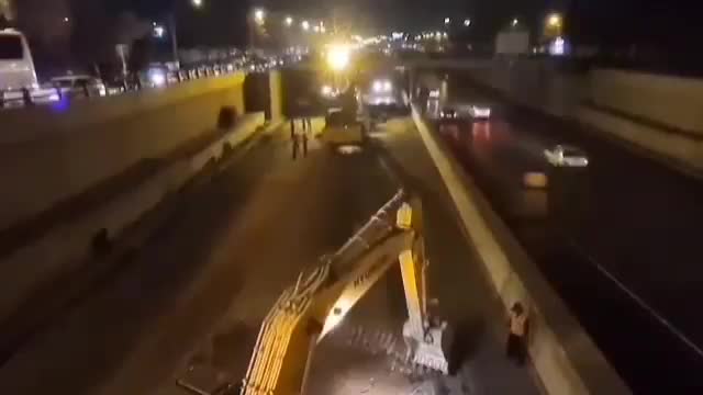 تراشیدن کف بزرگراه برای حل مشکل برخورد کامیون‌ها به پل!