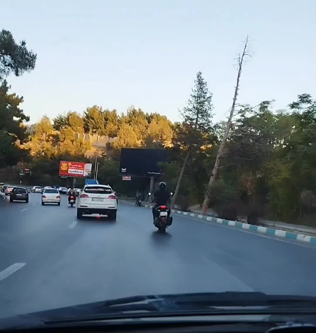   اولین ویدیو از یدک کشیدن رولز رویس میلیاردی توسط نیسان آبی در تهران!