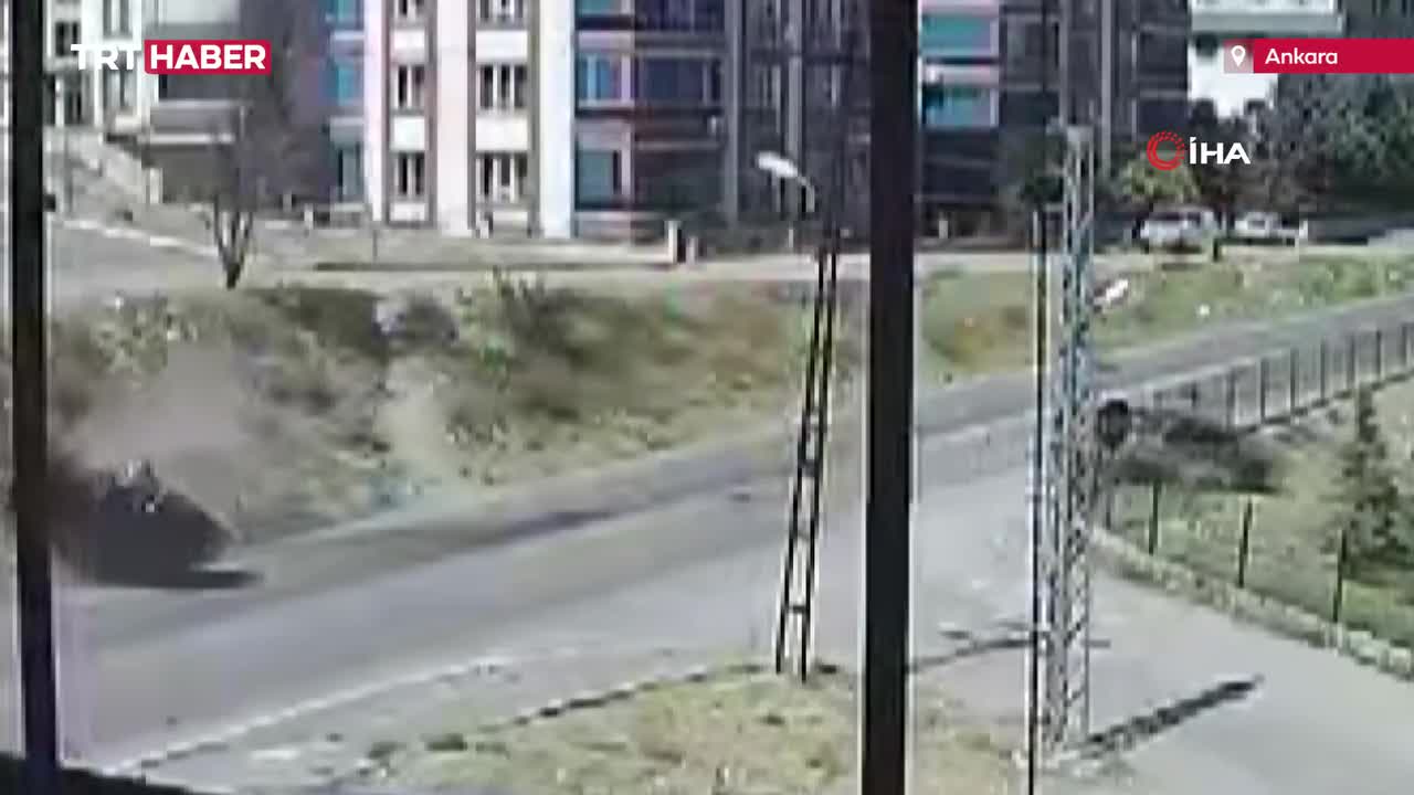   لحظه تصادف وحشتناک یک کامیون با دو ماشین