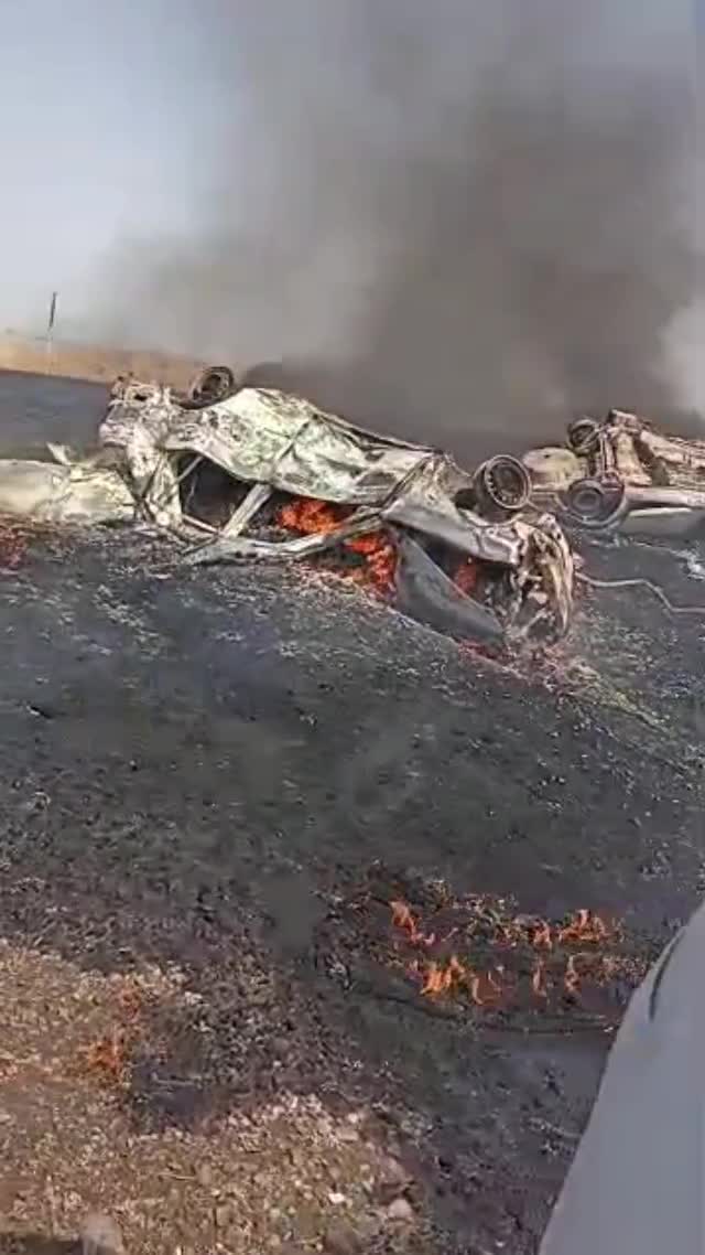   تصاویر دلخراش از مرگ سه جوان بر اثر آتش گرفتن خودرو حین قاچاق سوخت در ایرانشهر