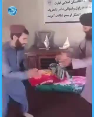   رقص جنجالی مامور امر به معروف طالبان با آهنگ سیاه نرمه نرمه!